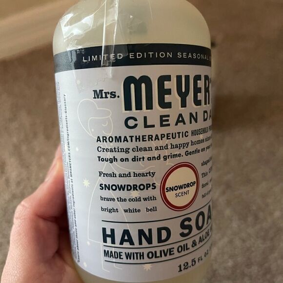 Mrs. Meyers Snowflake limited edition hand soap - Picture 2 of 4